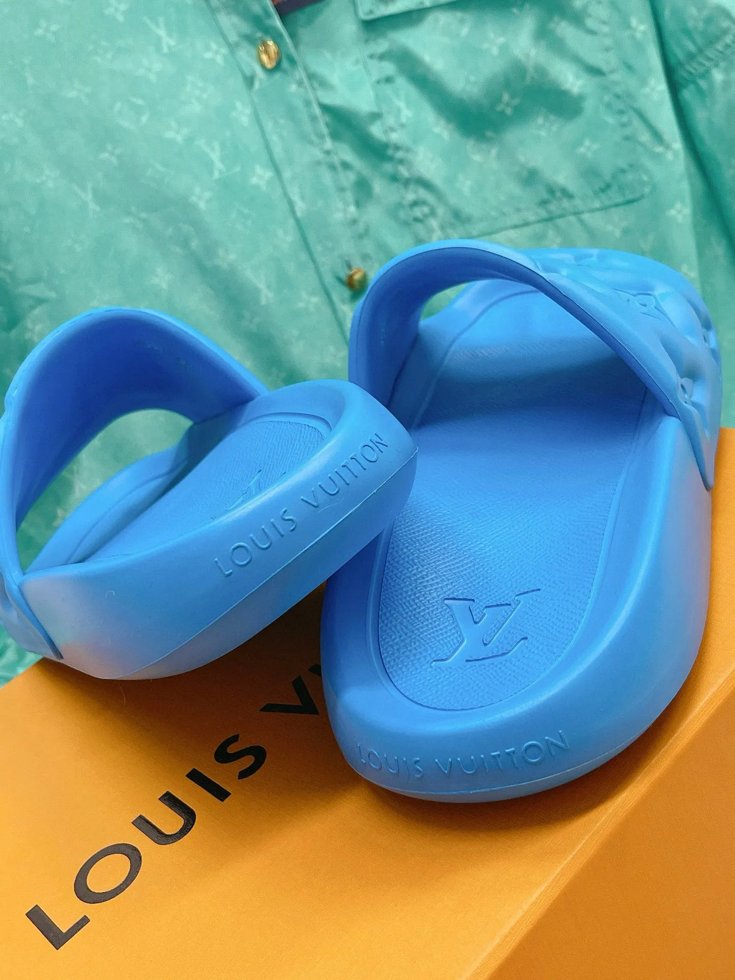 Factory price: 260💰【𝐋𝐕 Slippers】▪️Shoe size: Men's 38-45 ▪️Packaging: Counter top quality~original packaging 𝟐𝟎𝟐3 Louis Vuitton counter's new embossed slippers, L's monogram embossed slippers, Waterfront sandals are back, the upper buckle is embossed with LV's iconic Monogram pattern. Made of waterproof rubber with a comfortable and resilient insole. The lightweight, flexible outsole is embossed with the Louis Vuitton logo. ▪️Fabric: Original molded rubber foam surface ▪️Technology: embossed logo ▪️Sole: Original molded rubber foam outsole ▪️Sole thickness: 3CM.